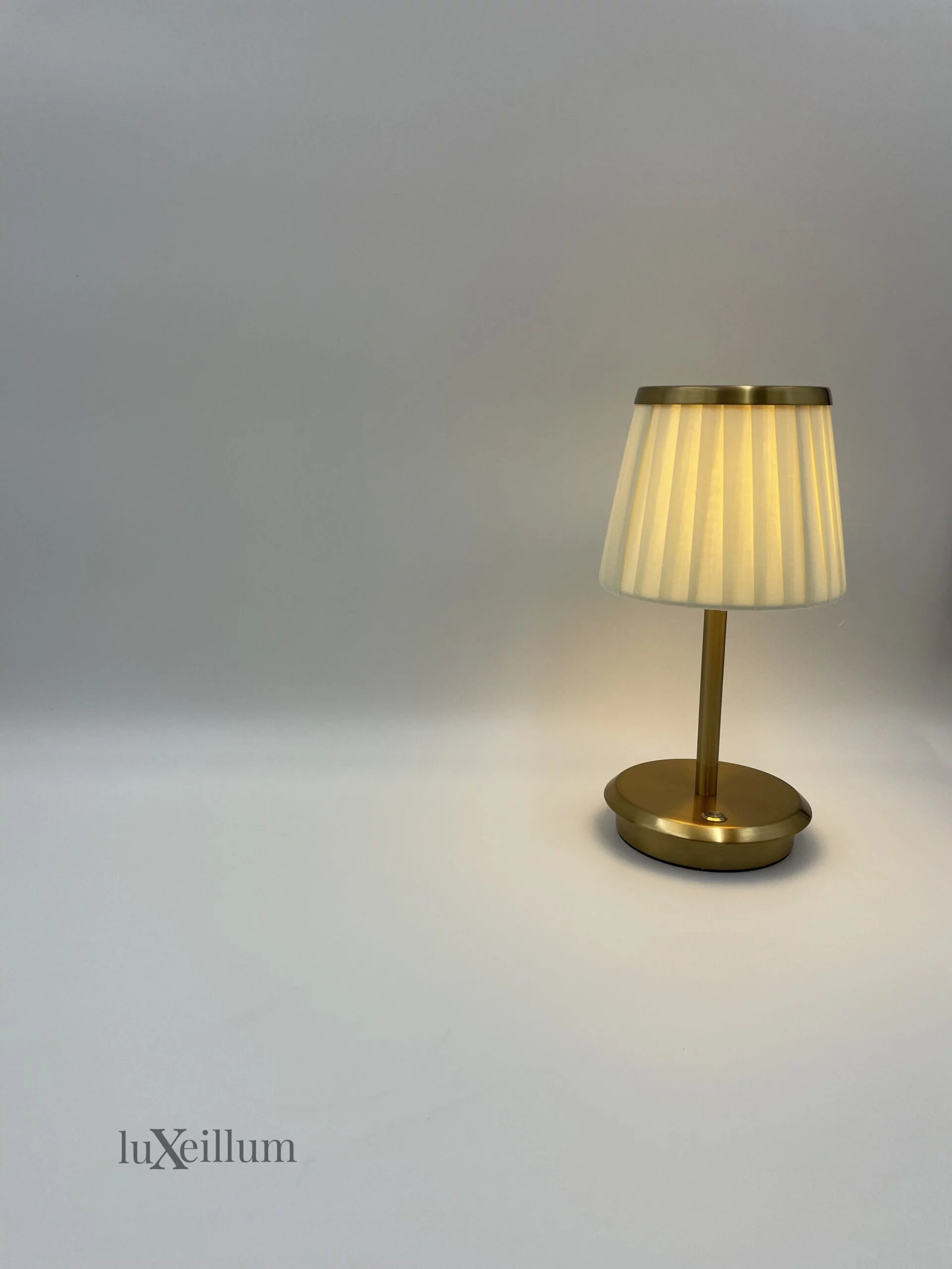 Elegant hotel lounge with Luxeillum cordless table lamps