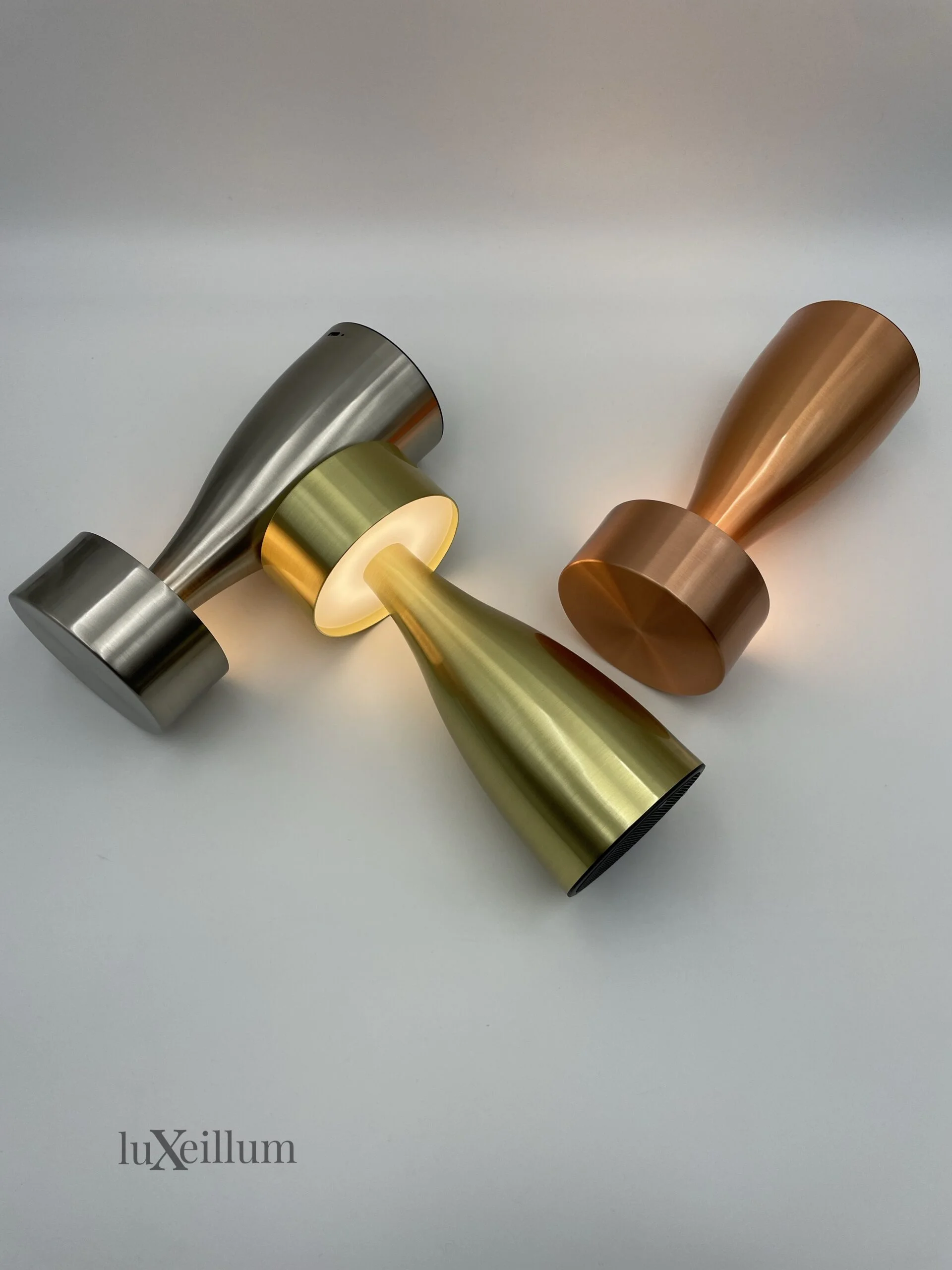 Hospitality-grade rechargeable table lamps for restaurant patios