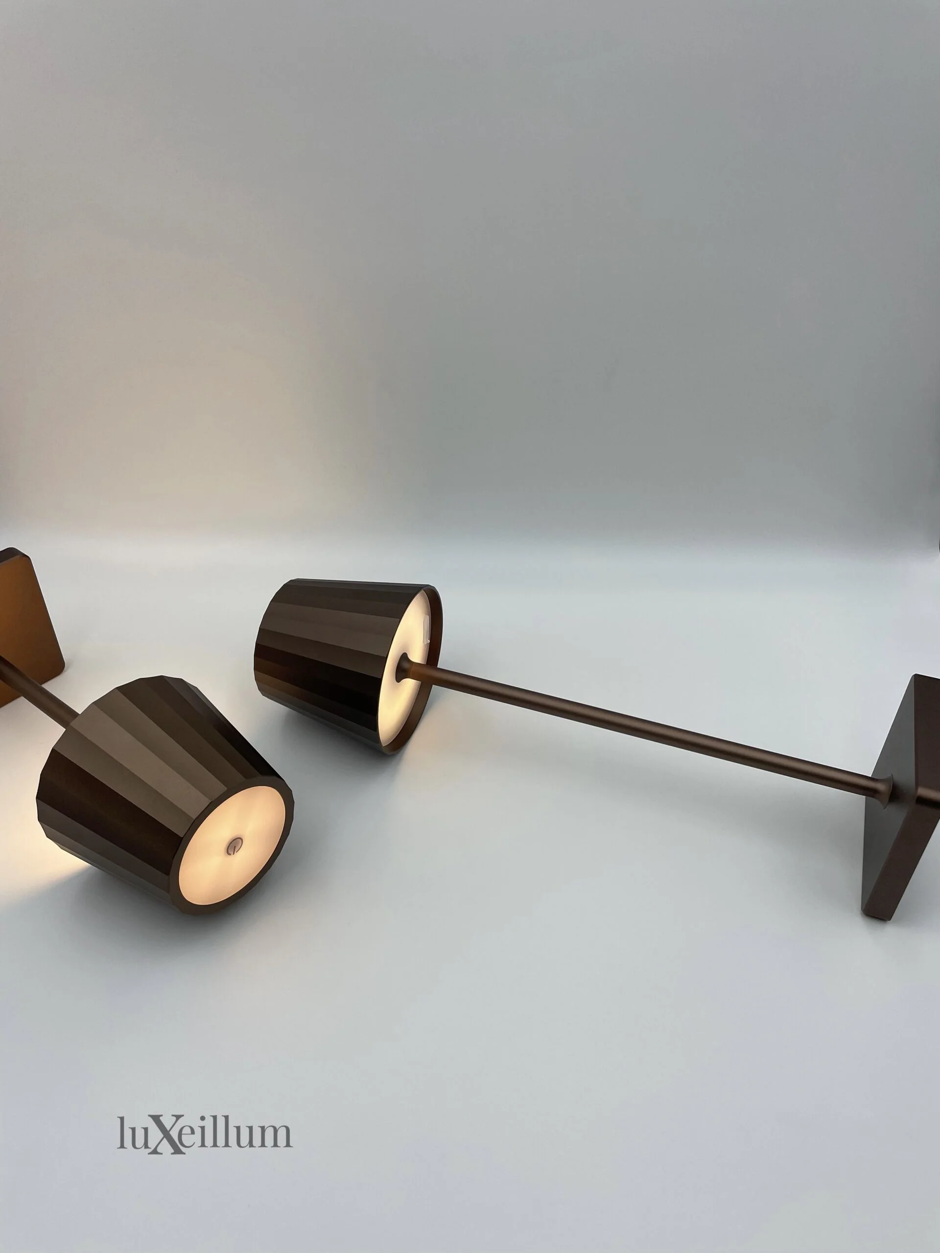 Cordless table lamps enhancing the restaurant guest experience