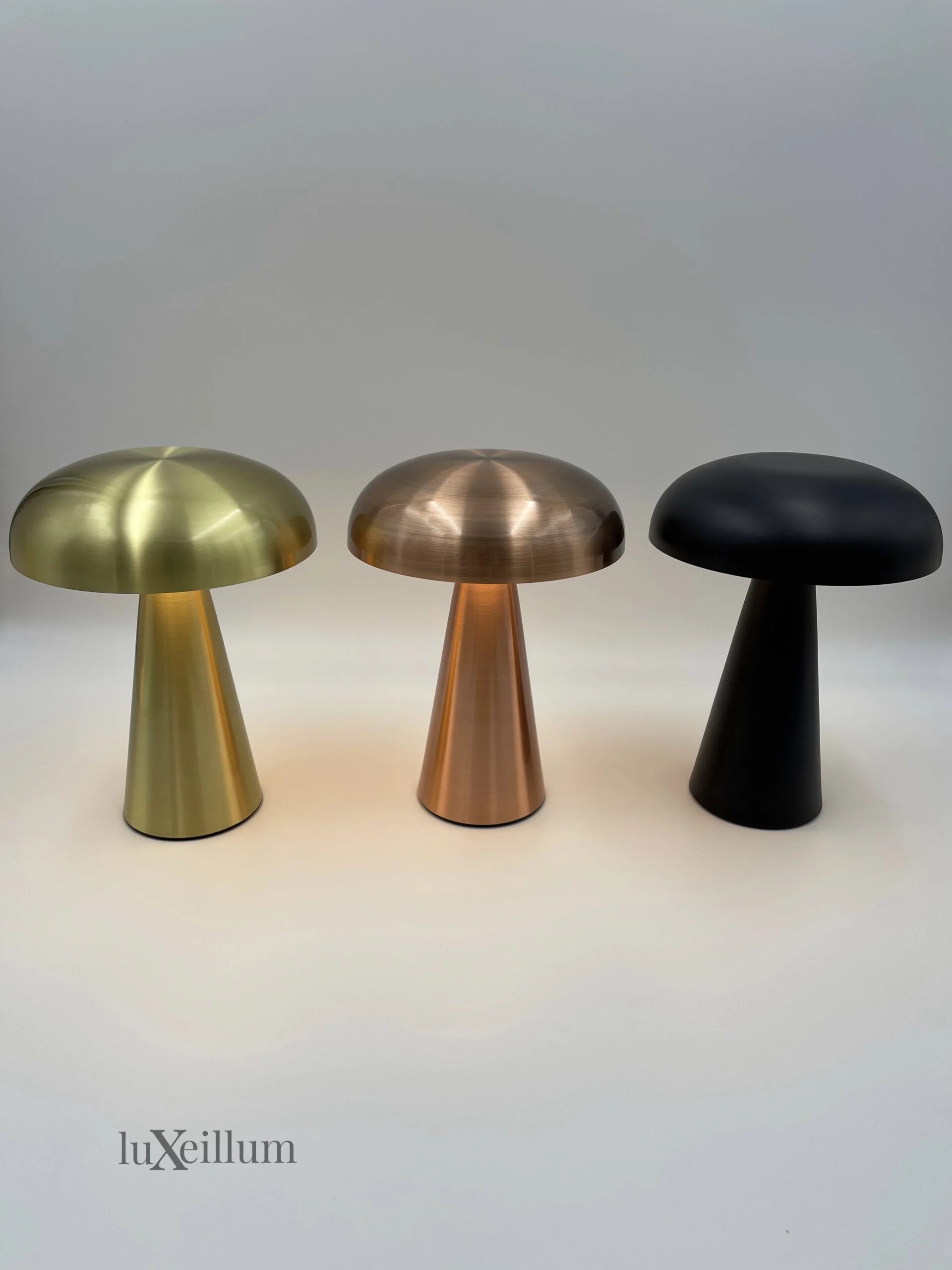 Tabletop lamp with 3-step dimming for intimate restaurant lighting