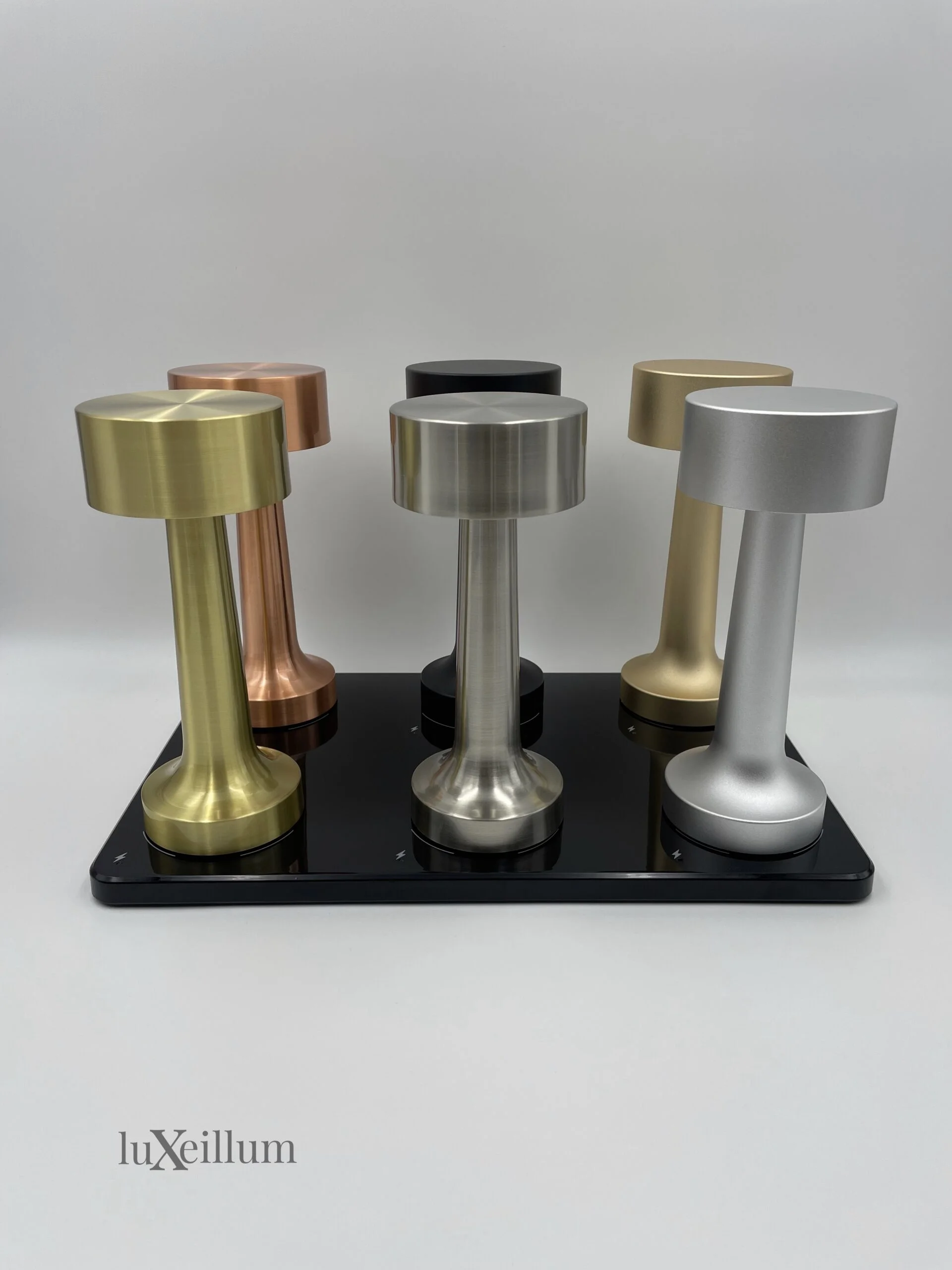 Rechargeable restaurant lamp with slim modern silhouette